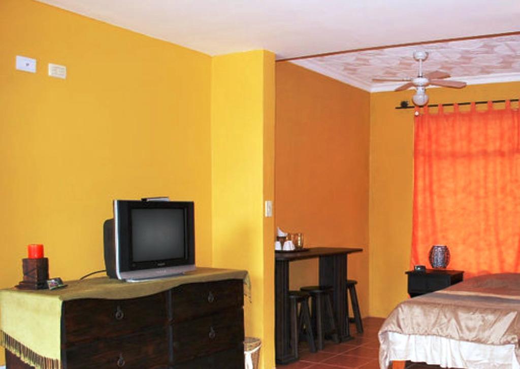 Melrost Airport Bed & Breakfast Alajuela Habitación foto