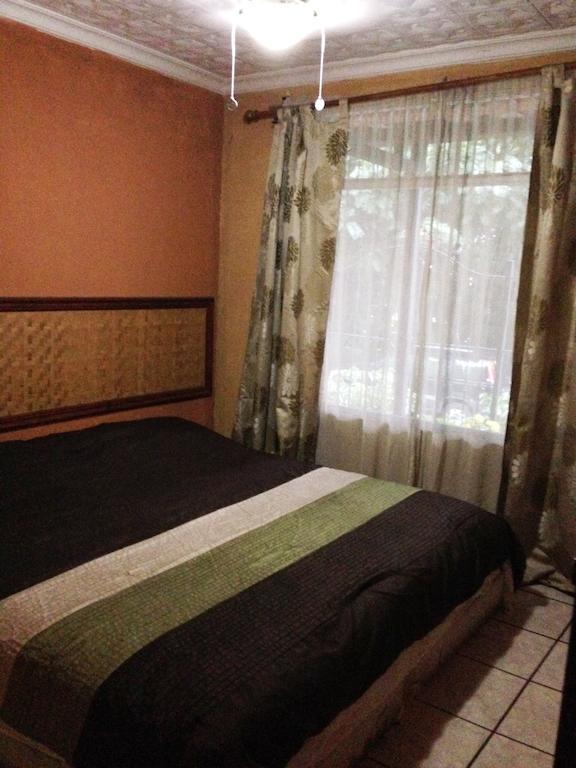 Melrost Airport Bed & Breakfast Alajuela Habitación foto